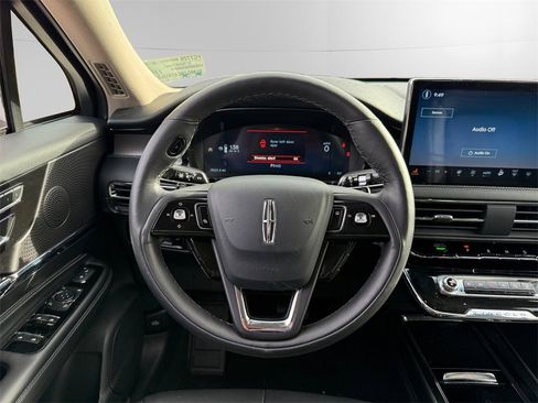 Used 2025 Lincoln Corsair Reserve image 12