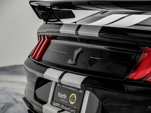 Used 2021 Ford Mustang Shelby GT500 w/ Carbon Fiber Track Pack image 18