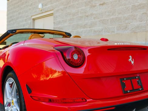 Used 2015 Ferrari California T RWD image 57