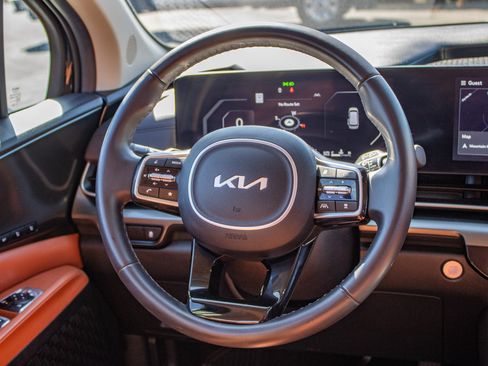 Used 2025 Kia Carnival SX w/ SX Dark Edition Package FWD image 34