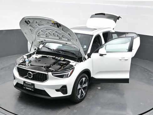 Used 2025 Volvo XC40 B5 Plus AWD/4WD image 40