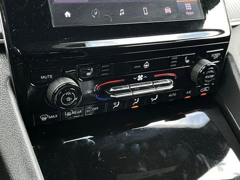 Used 2025 Jeep Grand Cherokee Altitude RWD image 19