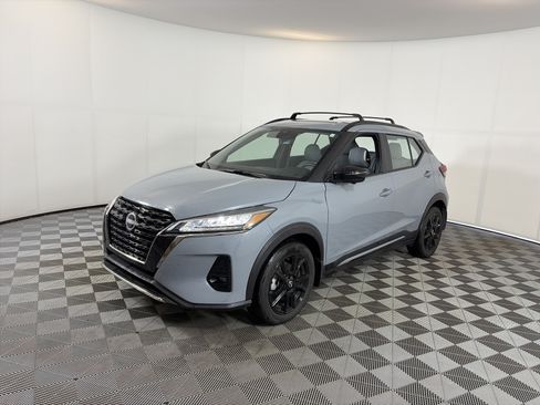 Used 2024 Nissan Kicks SR w/ SR Premium Package FWD image 2
