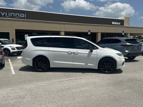 Used 2023 Chrysler Pacifica Limited w/ Uconnect Theater Family Group AWD/4WD image 5