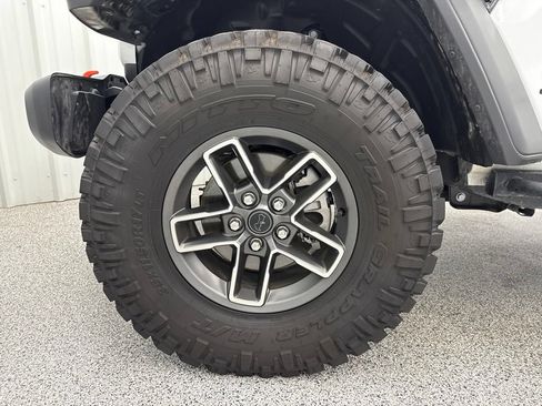 Used 2025 Jeep Gladiator Mojave w/ Convenience Group AWD/4WD image 14
