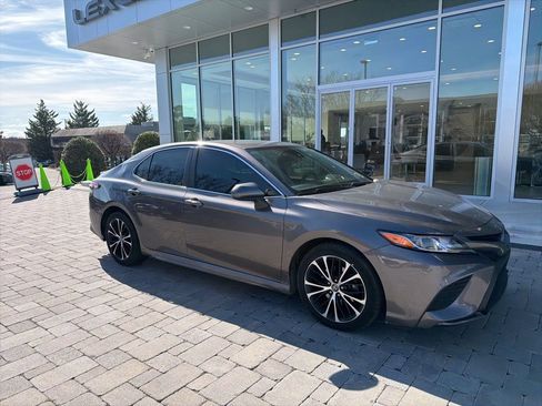 Used 2019 Toyota Camry SE image 5