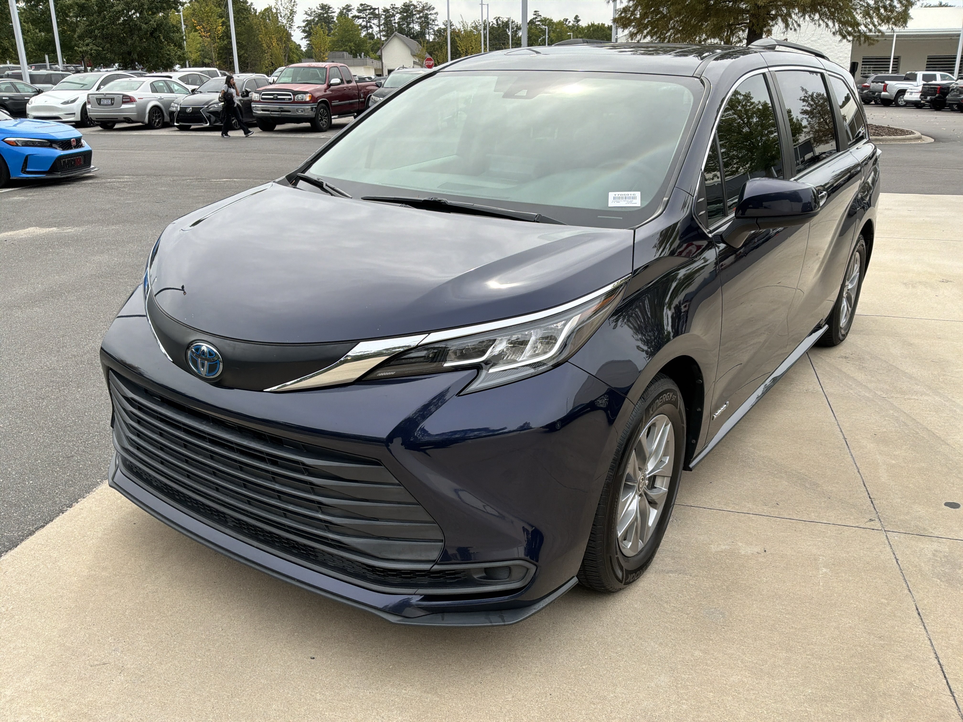 Used 2021 Toyota Sienna LE w/ LE Plus Package AWD/4WD image 5