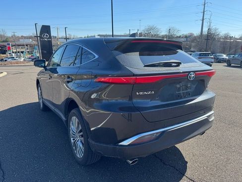 Used 2022 Toyota Venza Limited w/ Advanced Technology Package image 3