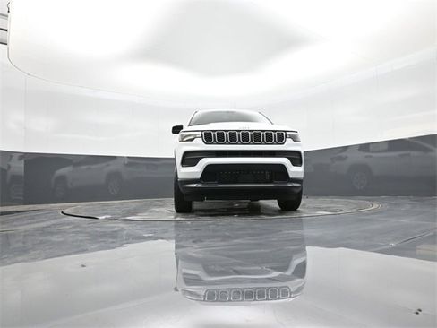 Used 2025 Jeep Compass Sport image 41