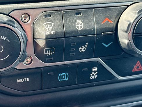 Used 2022 Jeep Wrangler Unlimited Sahara w/ Cold Weather Group AWD/4WD image 21
