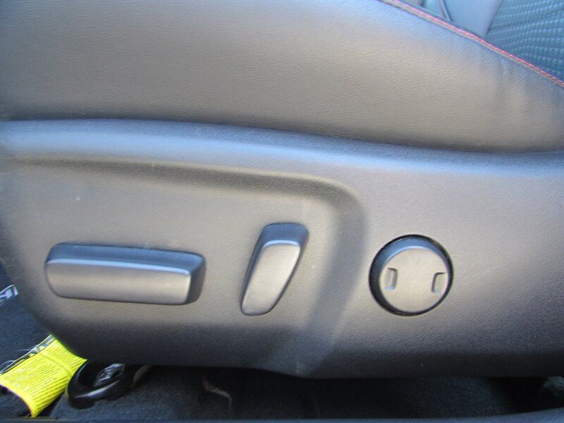 Used 2015 Toyota Camry SE w/ Moonroof Package FWD image 10