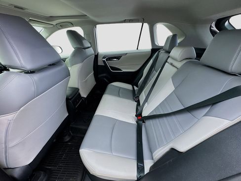 Used 2022 Toyota RAV4 XLE Premium image 16