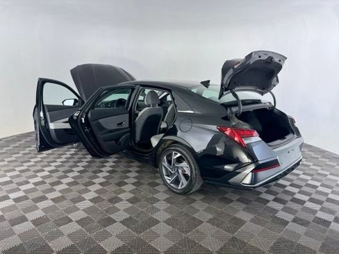 Used 2024 Hyundai Elantra Limited FWD image 16