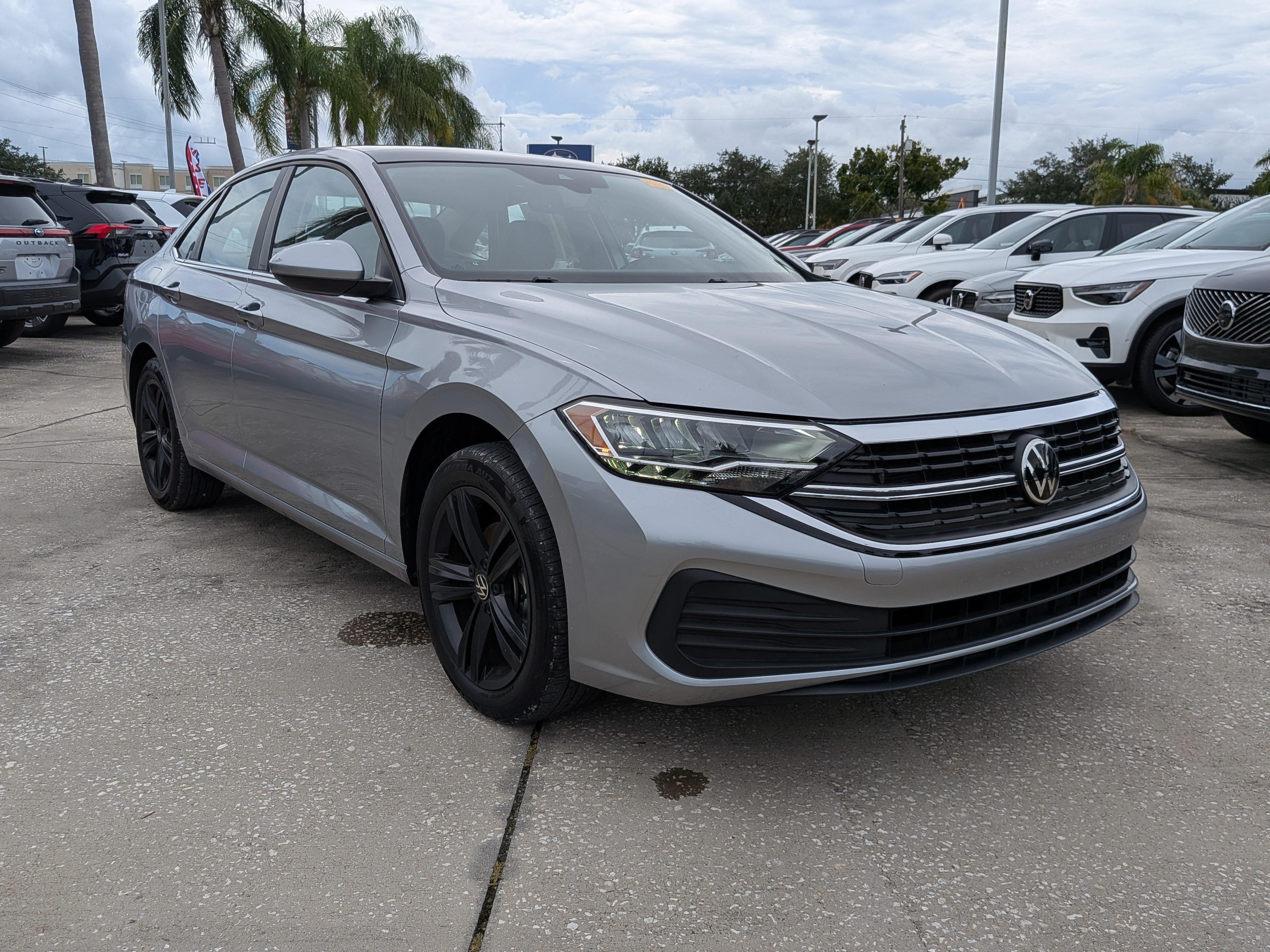 Used 2023 Volkswagen Jetta SE FWD image 2