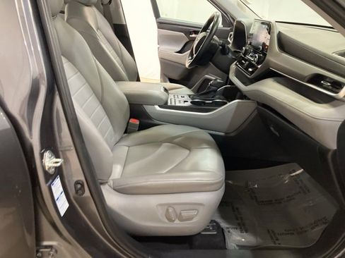 Used 2020 Toyota Highlander XLE image 29