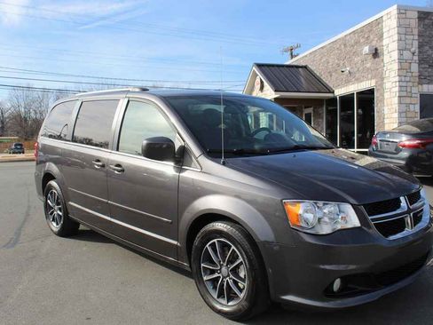 Used 2017 Dodge Grand Caravan SXT image 3