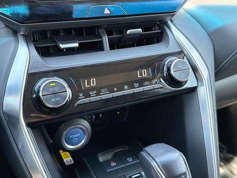 Used 2021 Toyota Venza LE AWD/4WD image 11