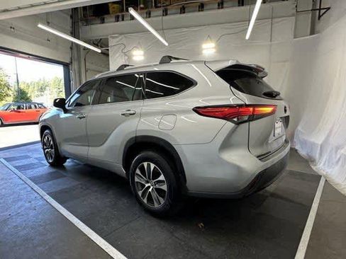 Used 2022 Toyota Highlander XLE image 2