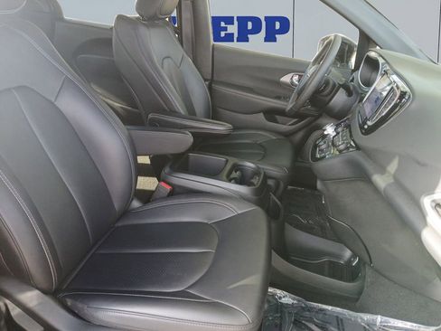 Used 2025 Chrysler Pacifica Select FWD image 16