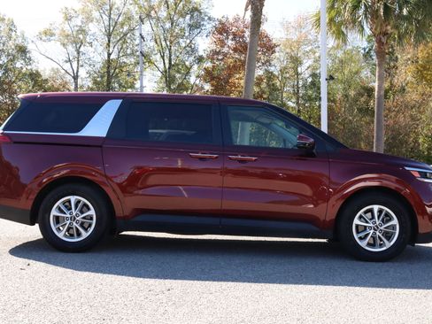 Used 2024 Kia Carnival LX image 2