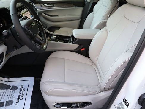 Used 2023 Jeep Grand Cherokee Overland w/ Luxury Tech Group IV image 19