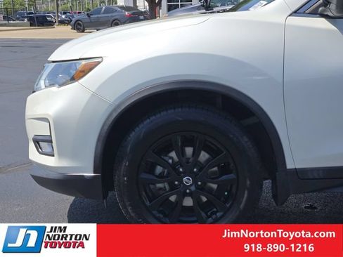 Used 2018 Nissan Rogue SV w/ Premium Package FWD image 9