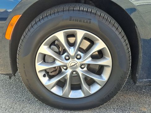 Used 2023 Chrysler Pacifica Touring-L image 10