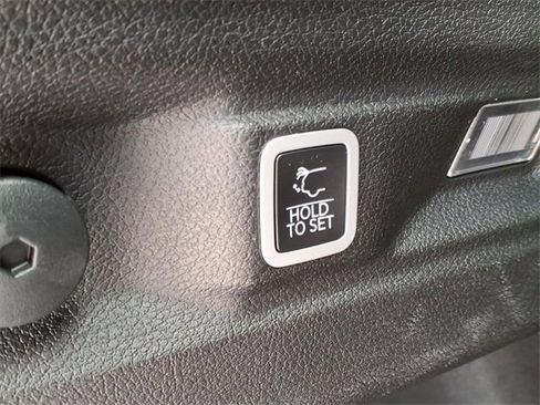 Used 2024 Jeep Grand Cherokee L Laredo image 9