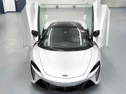 Used 2023 McLaren Artura image 13