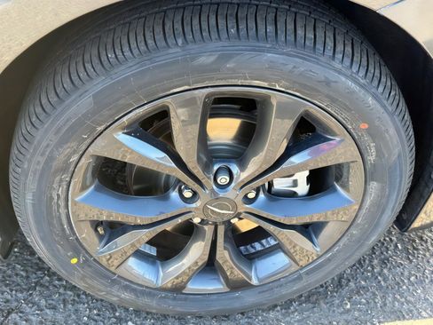 Used 2018 Chrysler Pacifica Touring Plus w/ S Appearance Package image 9