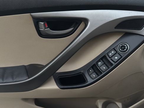 Used 2015 Hyundai Elantra SE image 34