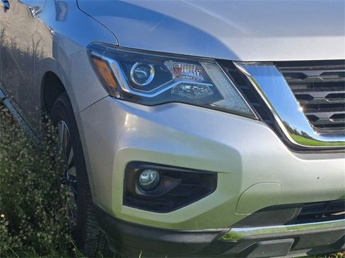 Used 2019 Nissan Pathfinder SL image 4
