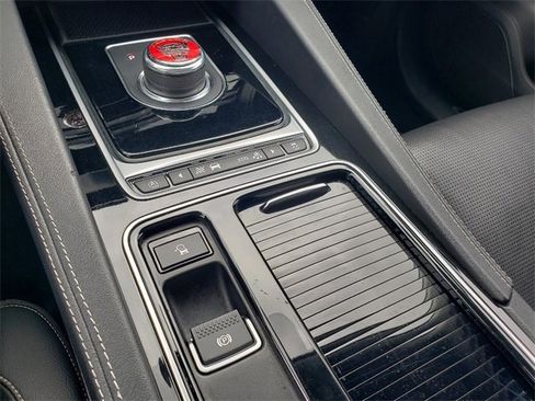 Used 2018 Jaguar F-PACE R-Sport image 28