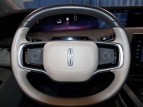 Used 2025 Lincoln Nautilus Reserve AWD/4WD image 13