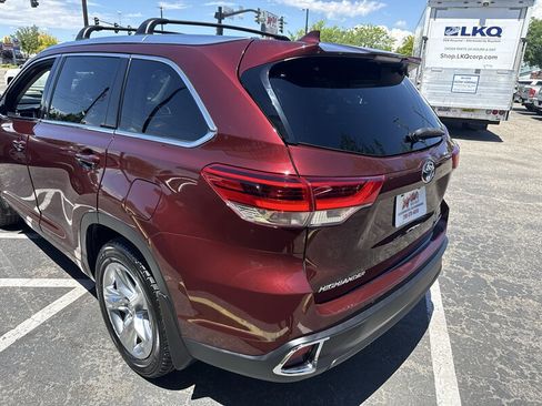 Used 2017 Toyota Highlander Limited AWD/4WD image 5