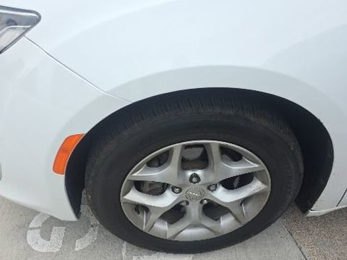 Used 2019 Chrysler Pacifica Touring-L Plus w/ Tire & Wheel Group FWD image 2