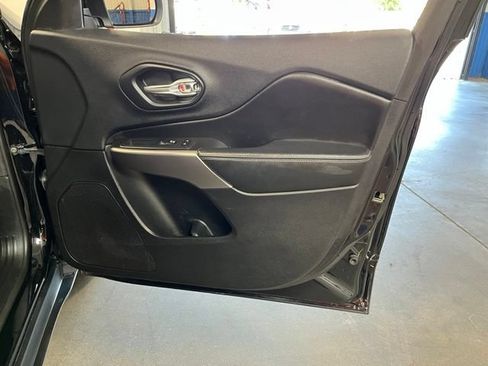 Used 2019 Jeep Cherokee Latitude Plus FWD image 12