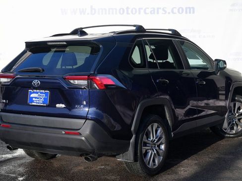 Used 2022 Toyota RAV4 XLE Premium image 3