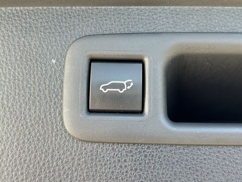 Used 2022 Toyota Highlander XLE AWD/4WD image 24