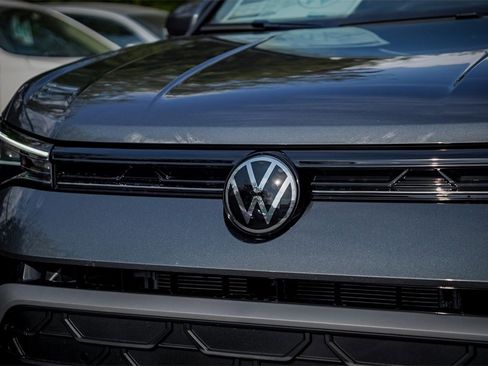 New 2026 Volkswagen Taos SE image 3