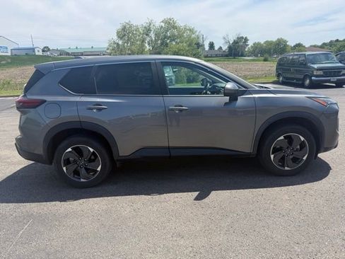 Used 2024 Nissan Rogue SV AWD/4WD image 5
