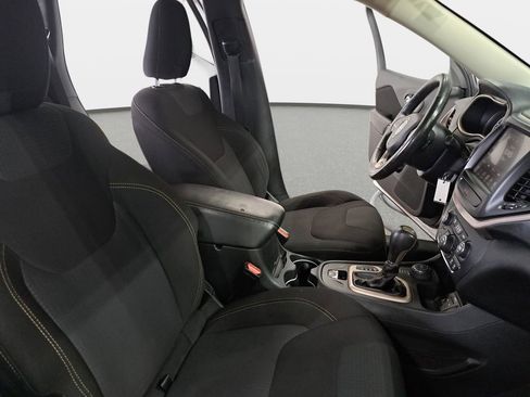 Used 2016 Jeep Cherokee Latitude w/ Cold Weather Group AWD/4WD image 10