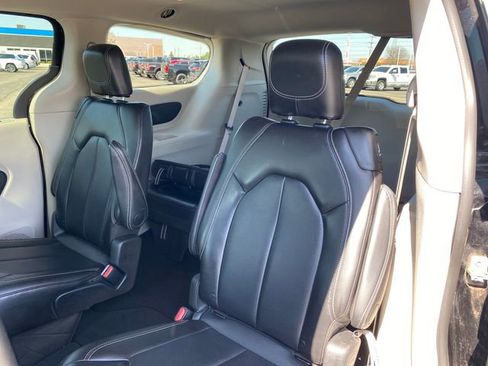 Used 2024 Chrysler Pacifica Touring-L FWD image 17