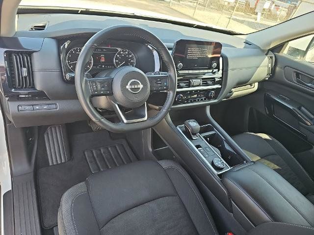 Used 2025 Nissan Pathfinder SV AWD/4WD image 16