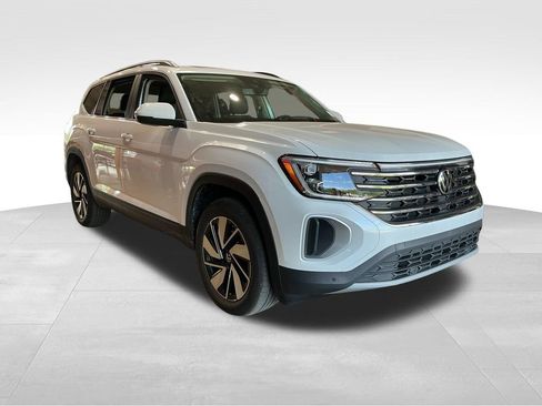 Used 2026 Volkswagen Atlas SE w/ Panoramic Sunroof Package FWD image 3