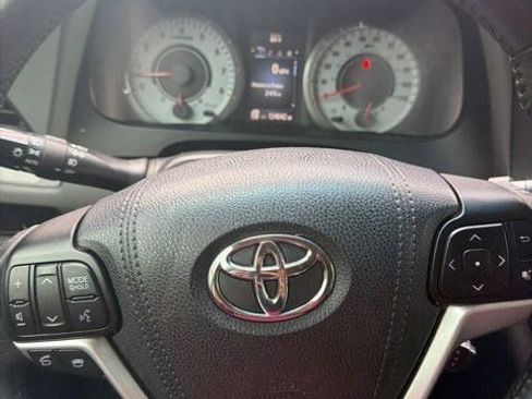 Used 2017 Toyota Sienna SE FWD image 6
