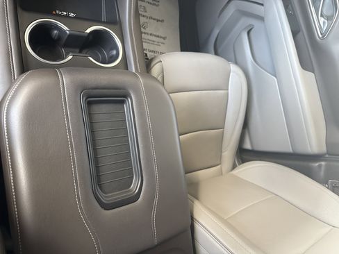 Used 2024 GMC Yukon XL SLT image 25