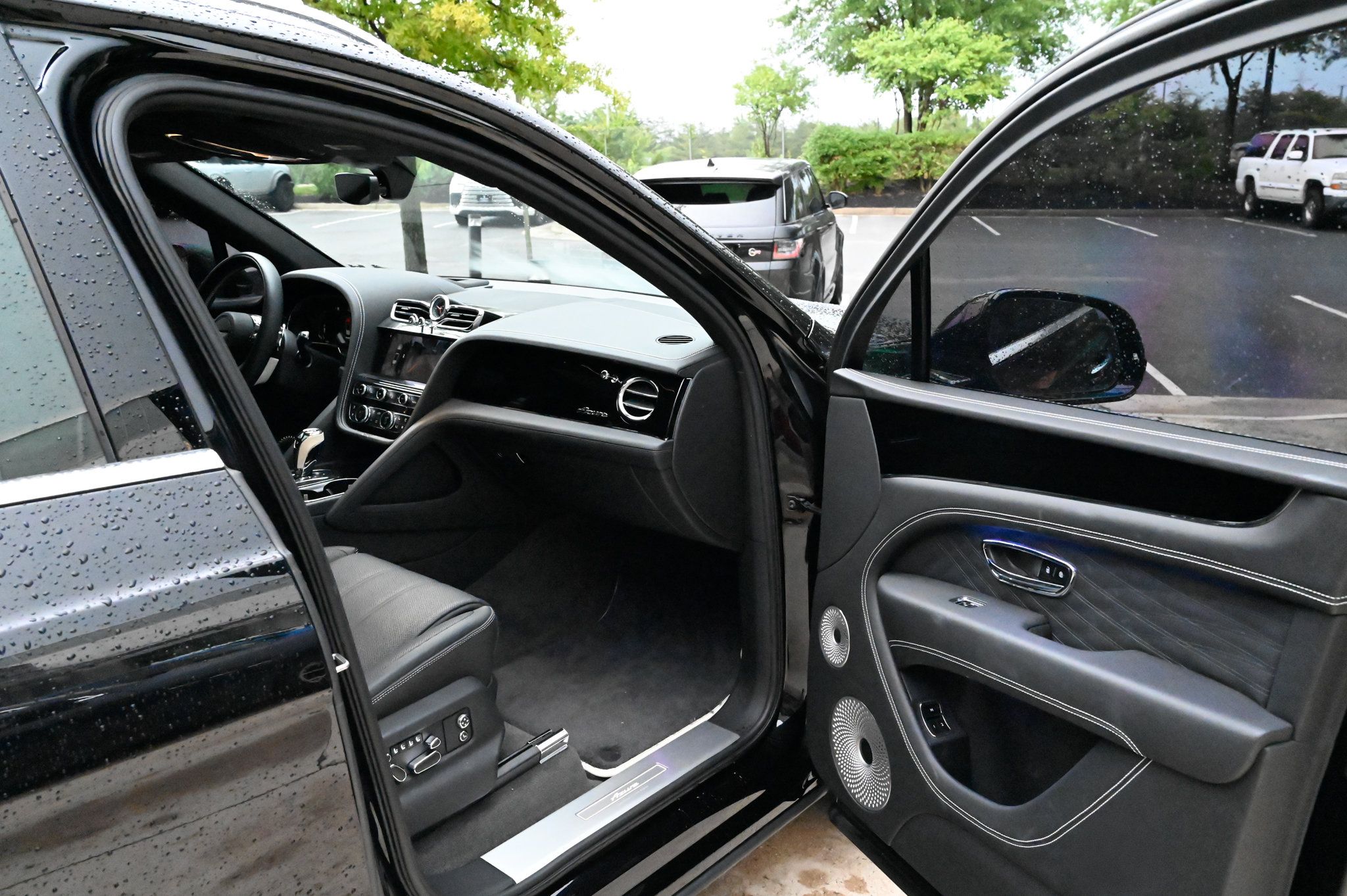 Used 2025 Bentley Bentayga AWD/4WD image 54