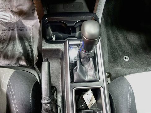 Used 2021 Toyota Tacoma TRD Off-Road w/ Technology Package AWD/4WD image 17