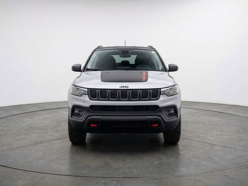 Used 2025 Jeep Compass Trailhawk AWD/4WD image 2